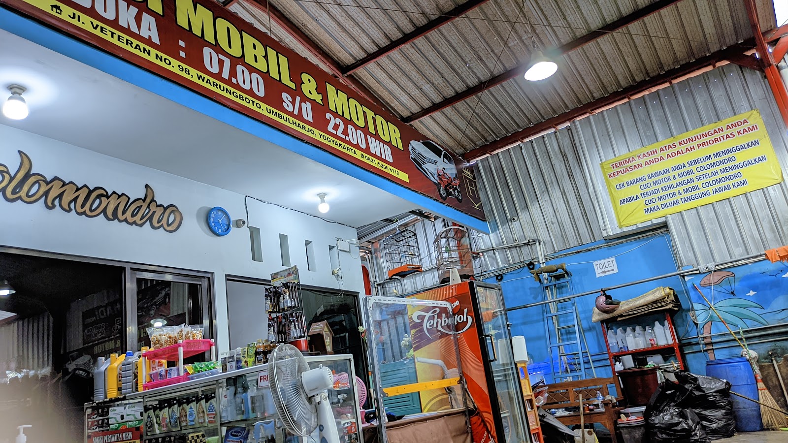 Area tunggu COLOMONDRO dengan kipas dan kulkas minuman