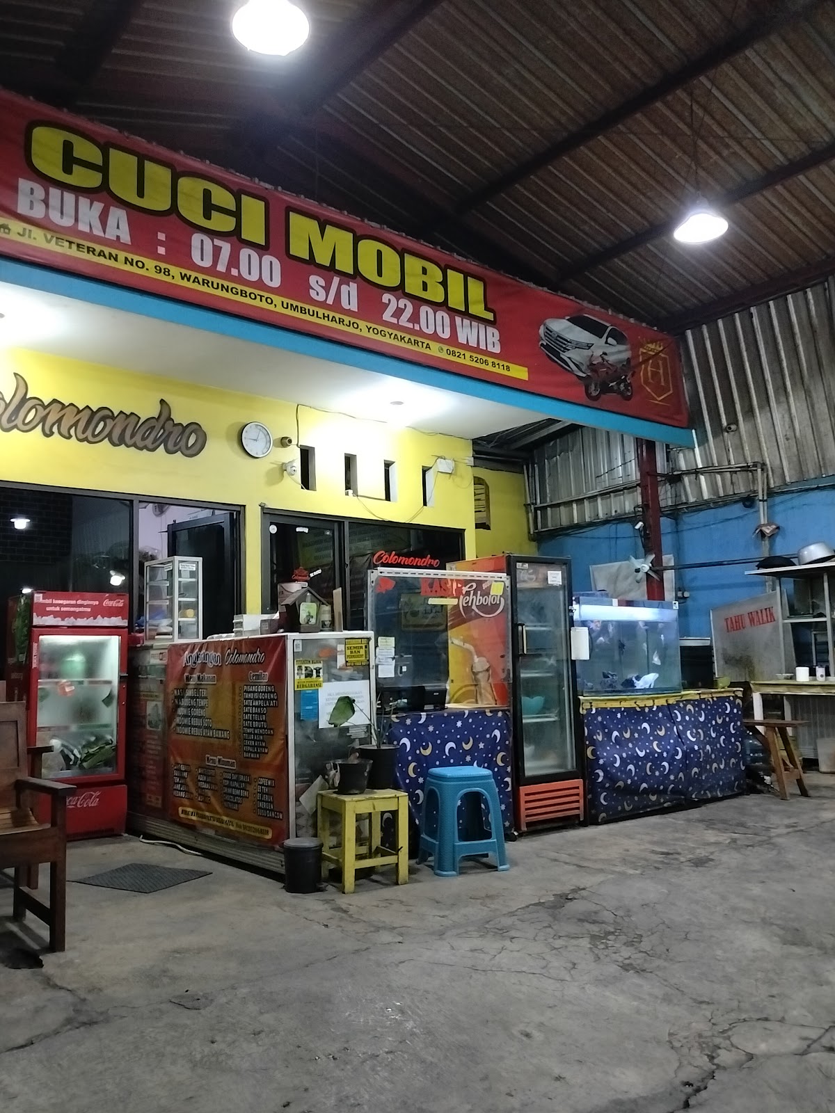 Fasad kuning COLOMONDRO dengan area kasir dan kulkas minuman